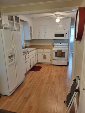 Microwave, oven, stovetop, coffee/tea maker