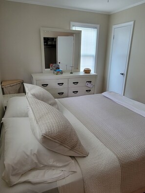2 bedrooms, iron/ironing board, free WiFi