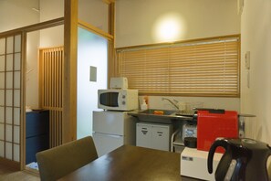 Réfrigérateur, micro-ondes, cafetière/bouilloire, bouilloire électrique