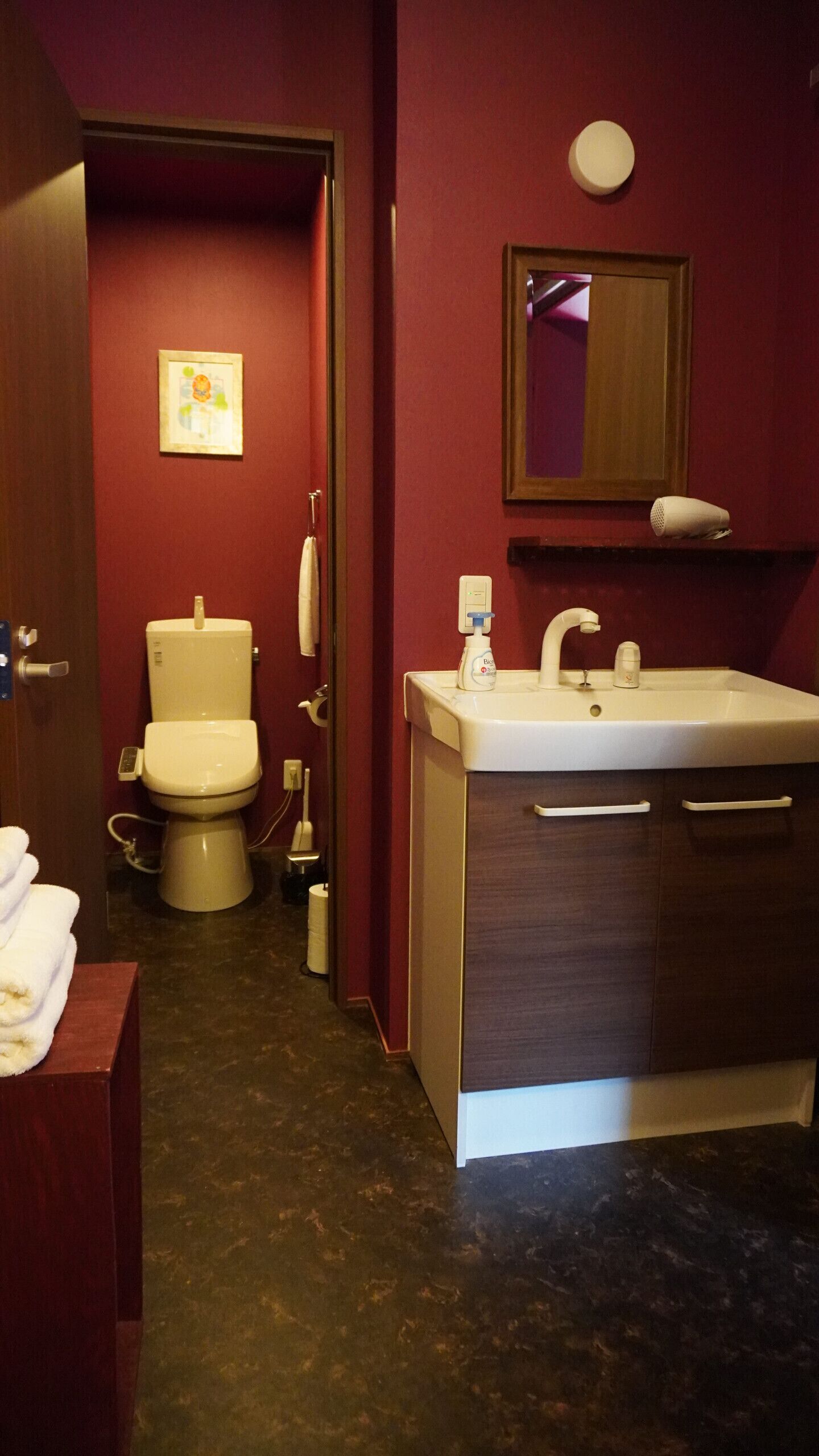 Douche, sèche-cheveux, serviettes fournies, savon