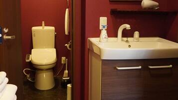 Dusch, hårtork, handdukar och tvål