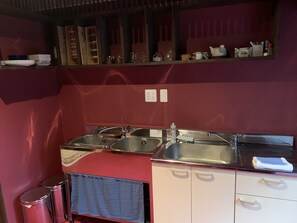 Refrigerador, microondas, parrilla de estufa y tostadora