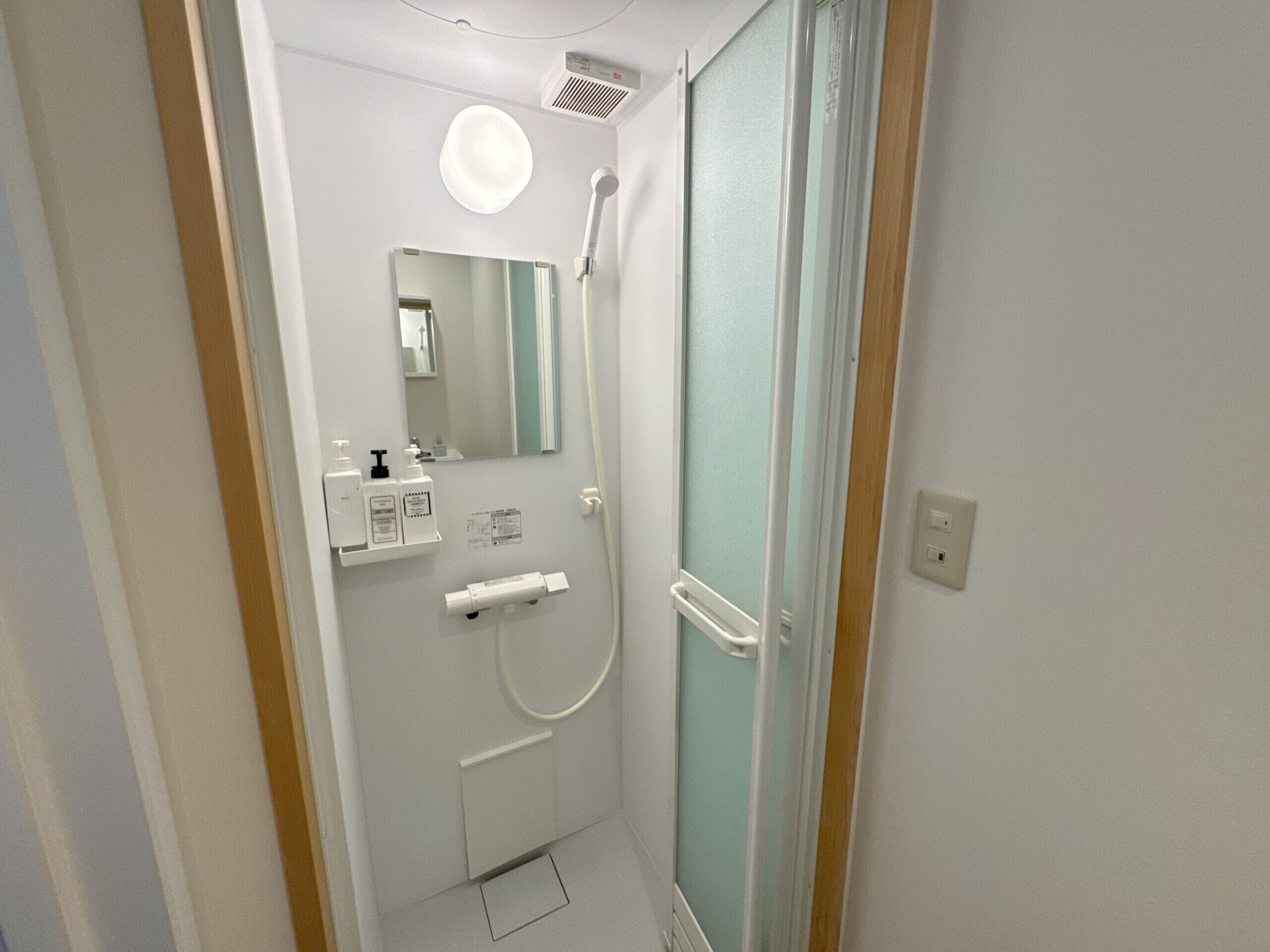 Badkar, hårtork, handdukar och tvål