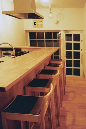 Kühlschrank, Mikrowelle, Wasserkocher mit Kaffee-/Teezubehör