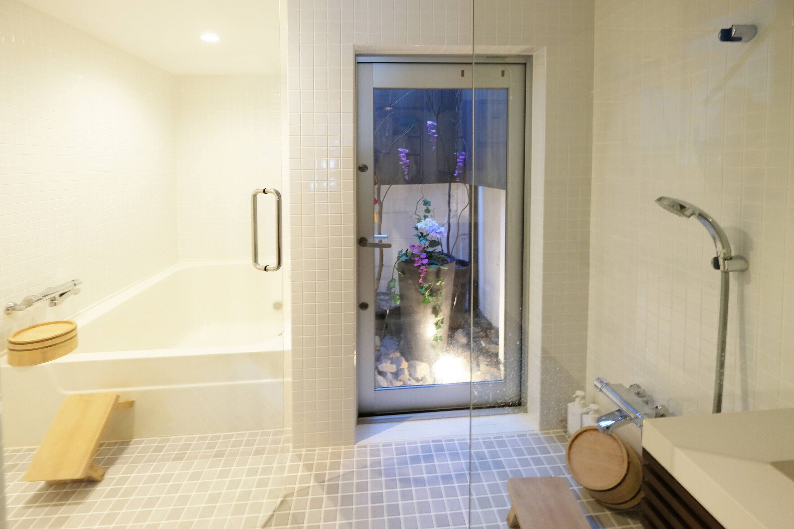 Bathtub, towels, soap, shampoo