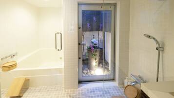 Bathtub, towels, soap, shampoo