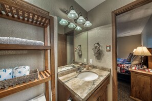 Combined shower/bathtub, towels - Lazy Bear Cabin | Porch Views• Wildlife (Ruidoso)