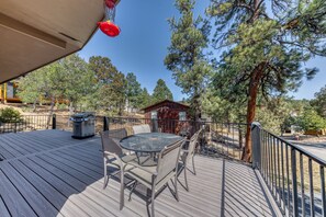 Outdoor dining - Lazy Bear Cabin | Porch Views• Wildlife (Ruidoso)