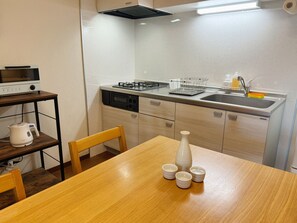 Réfrigérateur, micro-ondes, cafetière/bouilloire, bouilloire électrique