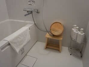 Badewanne, Haartrockner, Handtücher, Seife