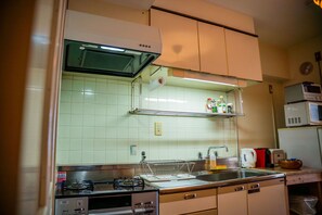 Kjøleskap, mikrobølgeovn, kaffetrakter/tekoker og vannkoker