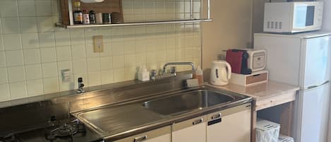 冰箱、微波炉、茶具/咖啡用具、电热水壶