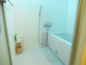 Badkar, hårtork, handdukar och tvål