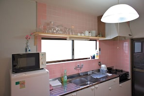 Réfrigérateur, micro-ondes, cafetière/bouilloire, bouilloire électrique