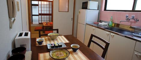 Réfrigérateur, micro-ondes, cafetière/bouilloire, bouilloire électrique