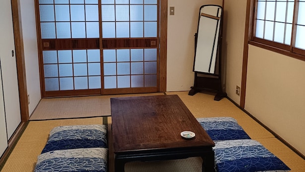 A traditional Japanese room with tatami flooring, a wooden table, and shoji screens. - Gion Rokudo - Comfortable house in Gion (Kyoto)