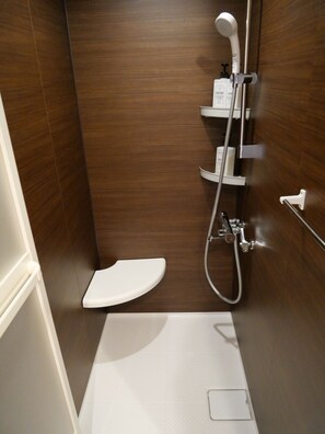 Badewanne, Haartrockner, Handtücher, Seife