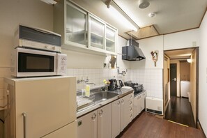 Refrigerador, microondas, cafetera y tetera y tetera eléctrica