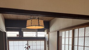 Een traditionele Japanse kamer met tatami vloerbedekking, een lage houten tafel en shoji schermen.