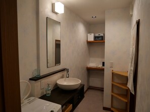 Baignoire, sèche-cheveux, serviettes fournies, savon