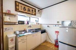 Kühlschrank, Mikrowelle, Wasserkocher mit Kaffee-/Teezubehör