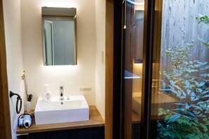 Bathtub, hair dryer, towels, soap - Rohji - Quaint house on a quiet street (Rennovated Nov 2025) (Kyoto)