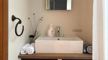 浴缸、風筒、提供毛巾、番梘