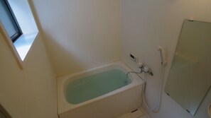 Baignoire, sèche-cheveux, serviettes fournies, savon