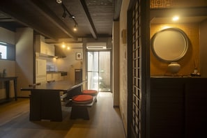 Une cuisine moderne avec un coin repas, un grand miroir et une vue sur l’extérieur.