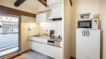 Réfrigérateur, micro-ondes, cafetiÚre/bouilloire, bouilloire électrique