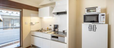 ثلاجة، ميكروويف، ماكينة لصنع القهوة/الشاي، غلّاية كهربائية