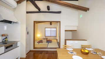 Réfrigérateur, micro-ondes, cafetiÚre/bouilloire, bouilloire électrique