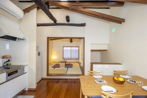 Refrigerador, microondas, cafetera y tetera y tetera eléctrica 