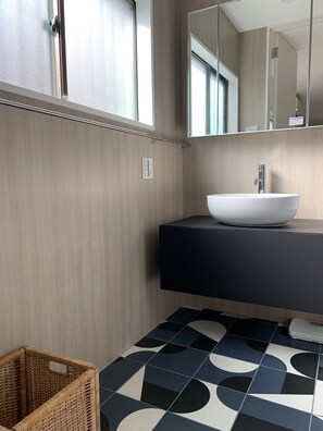 Badkar, hårtork, handdukar och tvål