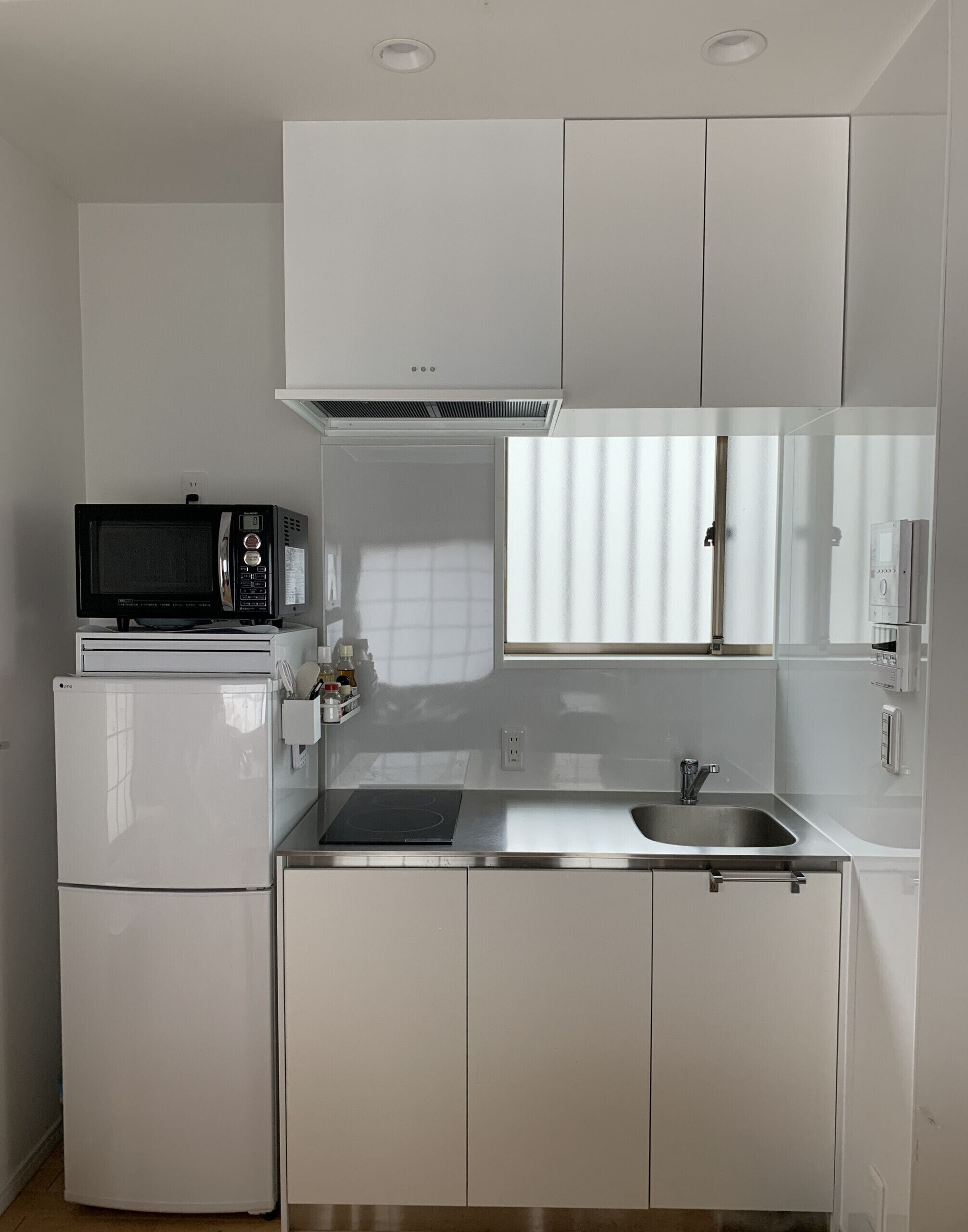 Réfrigérateur, micro-ondes, cafetière/bouilloire, bouilloire électrique