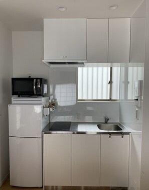 Kylskåp, mikrovågsugn, kaffe- och tebryggare och vattenkokare