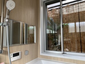 Badekar, hårføner, håndklær og såpe