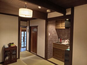 Refrigerador, microondas, cafetera y tetera y tetera eléctrica 