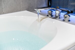 浴槽、ヘアドライヤー、タオル、石鹸