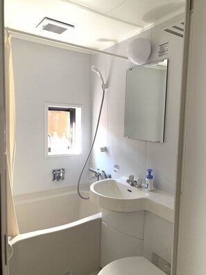 Badewanne, Haartrockner, Handtücher, Seife