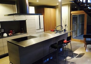 Refrigerador, microondas, cafetera y tetera y tetera eléctrica