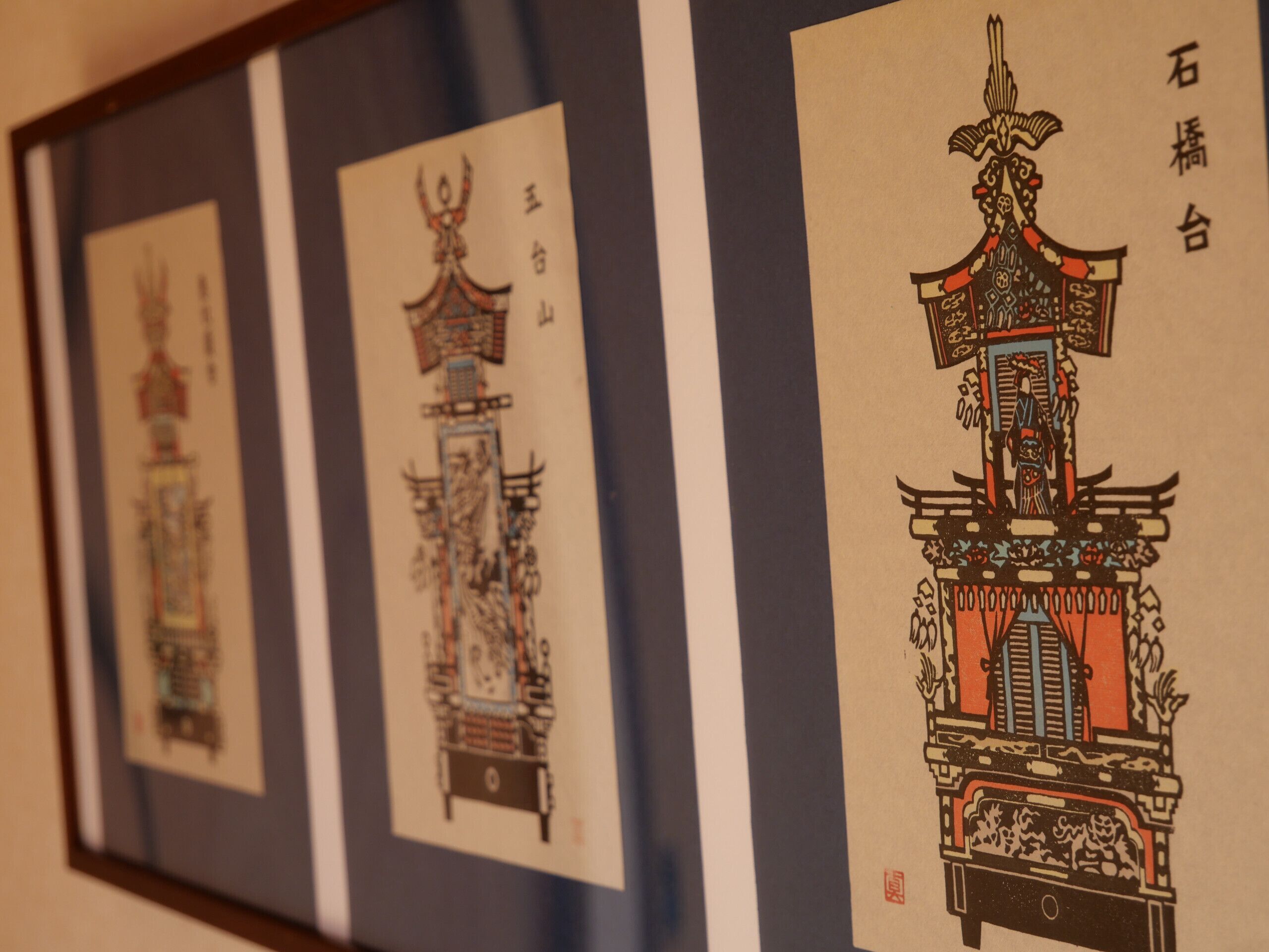 Una serie de obras de arte enmarcadas que representan arquitectura tradicional china.