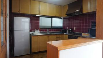 雪櫃、微波爐、咖啡機/沖茶器、電熱水壺