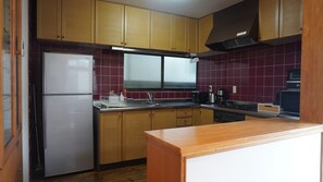 Réfrigérateur, micro-ondes, cafetière/bouilloire, bouilloire électrique