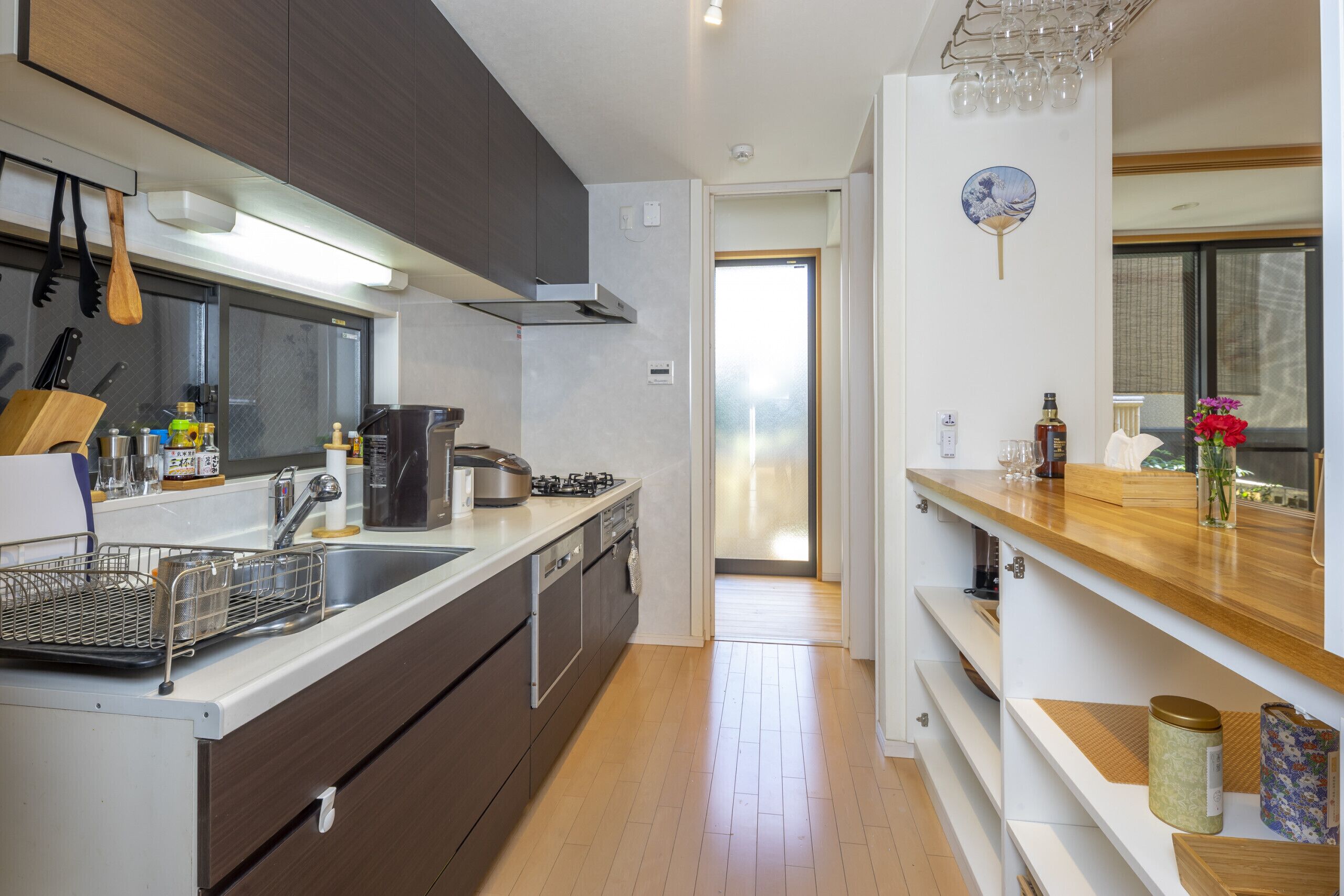 Kylskåp, mikrovågsugn, diskmaskin och kaffe- och tebryggare