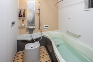 Badewanne, Haartrockner, Handtücher, Seife