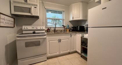 Very Cute Cottage , in Bonita- Queen Bed + 2 Rollaway Beds. Near the Beach!