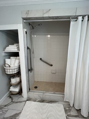 Dusche, Handtücher, Seife, Shampoo