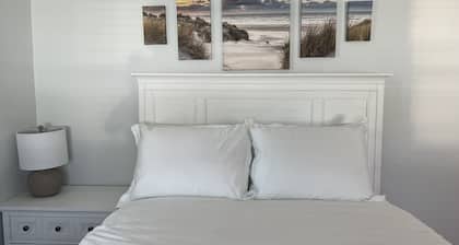 Very Cute Cottage , in Bonita- Queen Bed + 2 Rollaway Beds. Near the Beach!