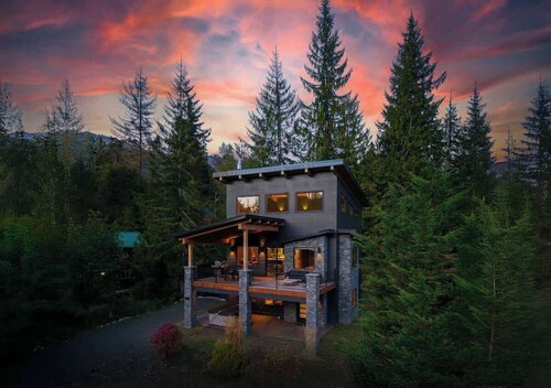 Luxe Summer Chalet w/ Hot tub, Foosball& Mtn Views